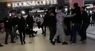 İki grup birbirine girdi, alışveriş merkezi savaş alanına döndü