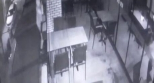 İş yerine tırmanarak girdi, kasadaki tüm parayı çaldı