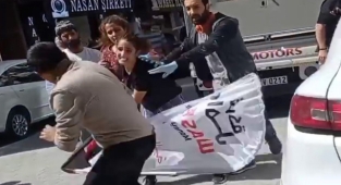Kadın kavga ettiği manava uzun bir sopayla saldırdı: O anlar kamerada
