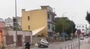 Kaldırımda son bulan 3 saniyelik drift, sosyal medyayı salladı