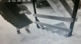 Kameralara aldırmadan televizyonu böyle çaldı