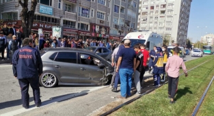 Kaza yapan otomobil 50 metre sürüklendi