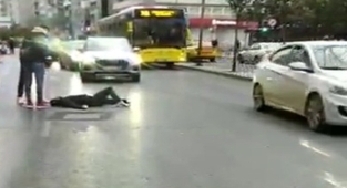 Kendini araçların önüne atarak bayılma numarası yapan dilenci böyle görüntülendi