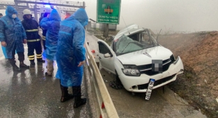Kuzey Marmara Otoyolunda otomobil yoldan çıktı: 3'ü ağır, 4 yaralı