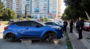 Lüks aracın 4 lastiğini çalıp, kaldırım taşı üzerinde bıraktılar