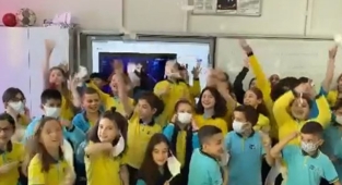 Maskeleri topluca böyle attılar