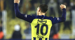 Mesut Özil şaşırttı!