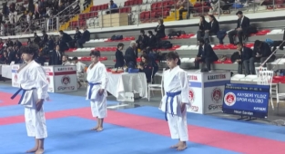 Minik-Yıldız Türkiye Karate Şampiyonası ve Milli Takım seçmelerinde ilimizi temsil eden sporcularımız büyük başarı elde ederek madalya ve kupalarla şehrimize döndüler.