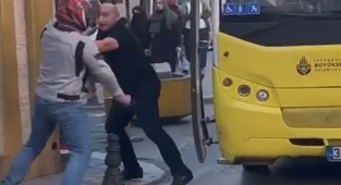 Motosikletli sürücü, elindeki bıçakla İETT otobüsü şoförüne saldırdı