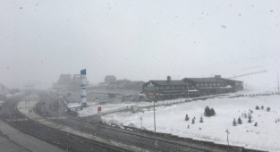 Nisan ayında yağan kar, Erciyes'i beyaza bürüdü