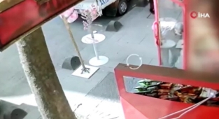 Önce dolaptan çıkardı sonra poşetine koydu