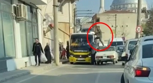 Otomobilin üzerine çıktı, minibüs sürücüsüne böyle tekme attı