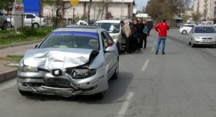 Otomobiller çarpıştı: 2 yaralı