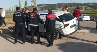 Otomobiller kavşakta çarpıştı: 5 yaralı