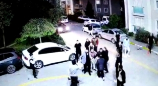 Polis memurunu önce darp ettiler sonra silahını aldılar