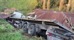 Sarıyer'de inşaat demiri yüklü tır gecekondu üzerine devrildi