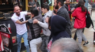 Şehir eşkıyaları önce çocuğu ardından araya giren esnafı tekme tokat dövdü
