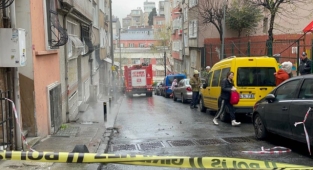 Şişli'de yeraltı kabloları yandı, rögar kapağı patladı