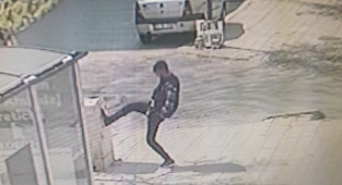 Sokak magandası, elektrik panosunu bir tekmede devirdi