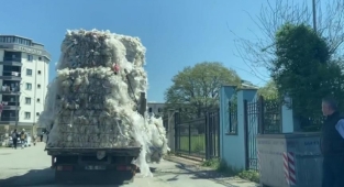 Sultanbeyli'de aşırı yük dolu olan kamyonetin tehlikeli yolculuğu kamerada