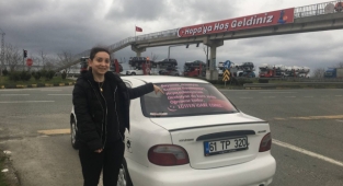 Sürücü adayı eşi için arabasının arkasına yazdığı yazı görenleri güldürüyor