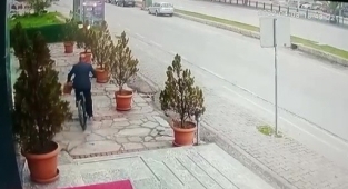 Takım elbiseli şahsın 7 bin TL'lik bisikleti çalma anı kamerada