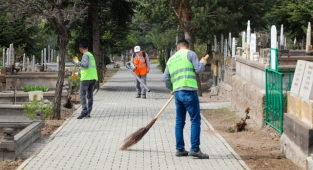 TALAS’TA MEZARLIKLAR BAYRAMA HAZIRLANIYOR