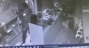 Telefoncuya giren hırsızlar 100 bin liralık telefon ve aksesuar çaldı