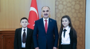 Vali Günaydın’ın Koltuğuna 4. Sınıf Öğrencisi Sena Ulusoy Oturdu