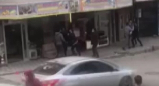 Yabancı uyruklu grubun tekme tokat kavgası kamerada