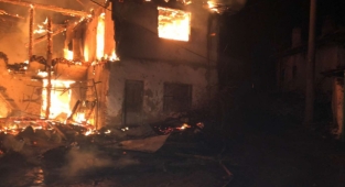 Yangında ev ve garajındaki iki araç küle döndü