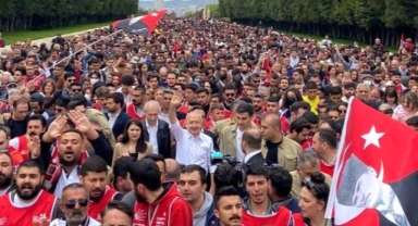 19 Mayıs'ta Anıtkabir'e yürüyen Kılıçdaroğlu gençlere seslendi: Beşli çeteleri de SADAT'larını da ezerek yolumuza devam edeceğiz