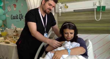 3 bin 652'nci doğumunda kendi bebeğini kucağına aldı