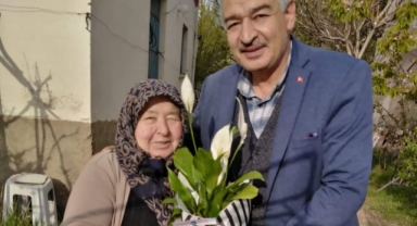 AK Parti Tomarza'da annelere çiçek verdi