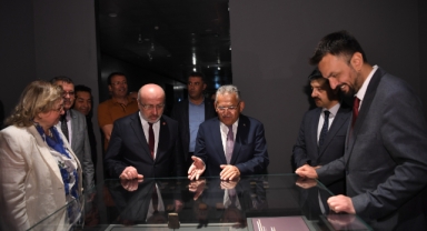 BAŞKAN BÜYÜKKILIÇ, MÜZE GÜNÜ’NDE GENÇLERLE SERGİ AÇTI, TÜRKÜ SÖYLEDİ, MÜJDE VERDİ