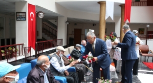 Başkan Büyükkılıç'tan Huzurevi'ne Bayram Ziyareti