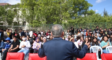 BAŞKAN BÜYÜKKILIÇ, YAHYALI’DA İKİ OKULA KAZANDIRILAN HALI SAHALARIN AÇILIŞINI YAPTI