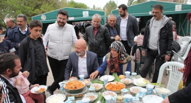 BAŞKAN ÇOLAKBAYRAKDAR’IN ÇOCUK SEVGİSİ, ÇOCUKLARIN DA BAŞKAN SEVGİSİ