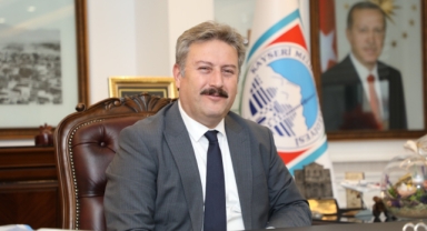 BAŞKAN PALANCIOĞLU, DÜNYA YÜZME ŞAMPİYONU MEHLİKA KUZEH YALÇIN'I KUTLADI