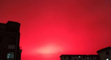 Çin'de gökyüzü kızıla boyandı