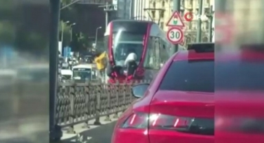 Çocukların tramvay arkasındaki tehlikeli yolculuğu kamerada