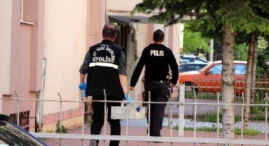 EVİNDE DARBEDİLEN KİŞİ 1'İNCİ KATTAN ATLAYINCA AYAĞI KIRILDI