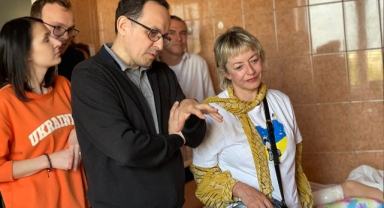 İngiliz yapımcı Tracey Seaward, Ukraynalı çocukları ziyaret etti
