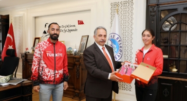 “İNŞALLAH BU AYAKKABILARLA ALTIN MADALYAYA KOŞARSIN”