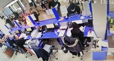 Kadın öğretmenin cep telefonu patlayarak alev topuna döndü
