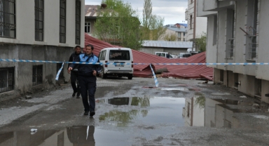Kars'ta fırtına çatıları uçurdu