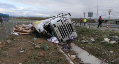 Kayseri'den yola çıkan mobilya malzemesi yüklü tır şarampole devrildi: 1 ölü!
