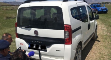 Plakasını bantla değiştirdikleri kiralık araçla hırsızlık yapan 3 şüpheli yakalandı