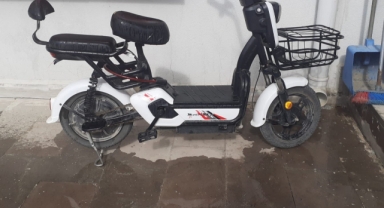 Satın alacakmış gibi yapıp kontrol amaçlı aldığı motosiklet ve elektrikli bisikleti çaldı