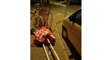 Şemsiyeyi çalmaya çalışan şüpheliler suçüstü yakalandı